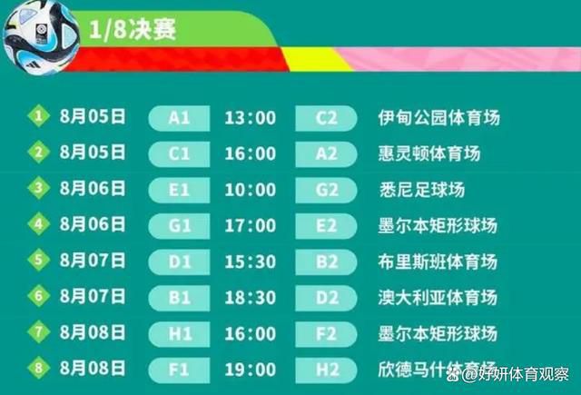 就在首映礼当天上午，《龙女孩》幕后主创就再次来到了雕像前，全员行抱拳礼，而导演刘静与主演石天龙、何椰子三人更是将寄托追悼之思的菊花恭敬地放在了李小龙雕像的基座前